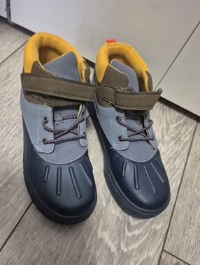 Joe Fresh Boys Mid-Season Water-Proof Color Block Duck-Style Boots. Rubber Shell